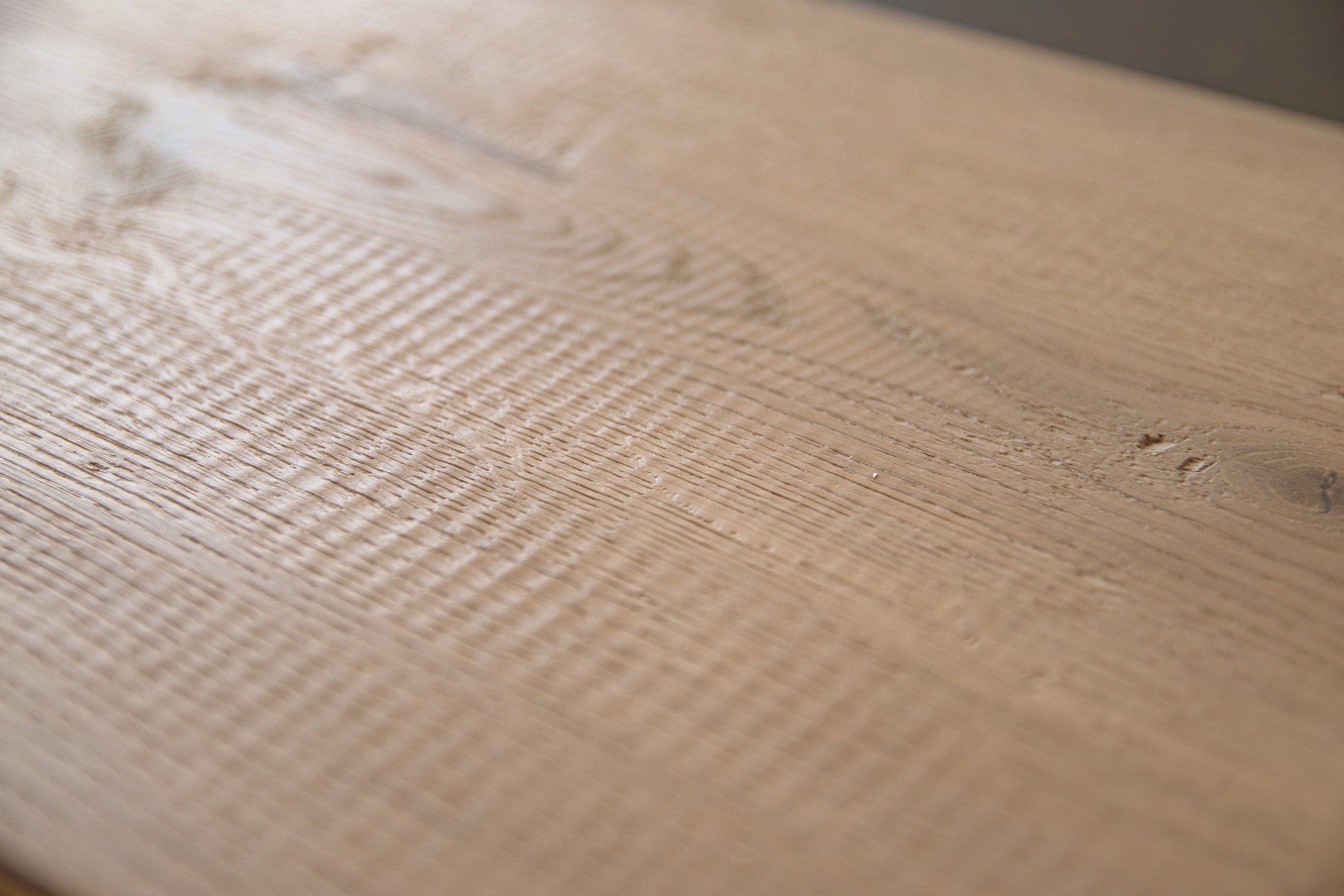 Design-Parkett-Landhausdiele Bennett & Jones 'Oak No.20 Howard' in leicht geräuchertem, weiß naturgeöltem Eiche-Furnier, 15 mm, fußboden­heizungs­geeignet